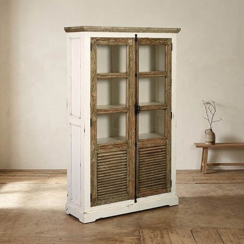 Vintage houten kast met glazen deuren en louvendeur, ideaal voor landelijke en rustieke interieurs, biedt opbergruimte en karakter.