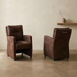Luxe houten fauteuil en bank set in een minimalistische woonkamer, perfect voor een stijlvolle en comfortabele zithoek. Gemaakt van hoogwaardig hout en bekleed met zachte stoffen.