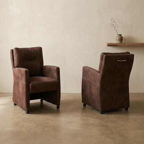 Luxe houten fauteuil en bank set in een minimalistische woonkamer, perfect voor een stijlvolle en comfortabele zithoek. Gemaakt van hoogwaardig hout en bekleed met zachte stoffen.