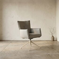 Modern Design Bureaustoel in Grijs Leer Moderne grijze leren bureaustoel met hoge rugleuning en draaibare basis, ideaal voor kantoor of thuiswerkplek.