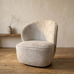 Een comfortabele beige lounge stoel met zachte bekleding, perfect voor een moderne woonkamer of zithoek. Het meubelstuk straalt rust uit en voegt een stijlvolle touch toe aan elk interieur.