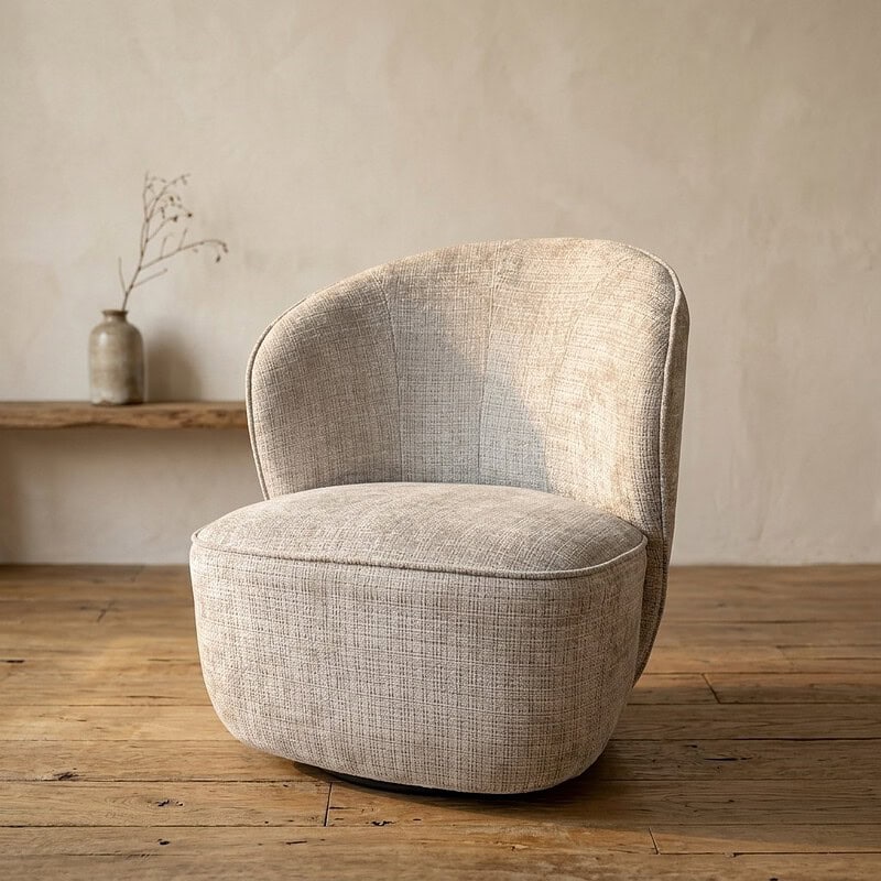 Een comfortabele beige lounge stoel met zachte bekleding, perfect voor een moderne woonkamer of zithoek. Het meubelstuk straalt rust uit en voegt een stijlvolle touch toe aan elk interieur.
