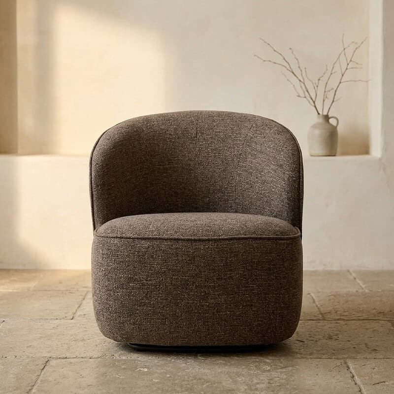 Moderne Mokana fauteuil in een minimalistische woonkamer, bekleed met donkergrijs textiel, perfect voor een stijlvolle en comfortabele zithoek.
