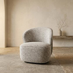 Comfortabele Mokana fauteuil in een stijlvolle, minimalistische woonkamer met neutrale kleuren en een decoratieve vaas op de achtergrond, perfect voor moderne interieurontwerpen.