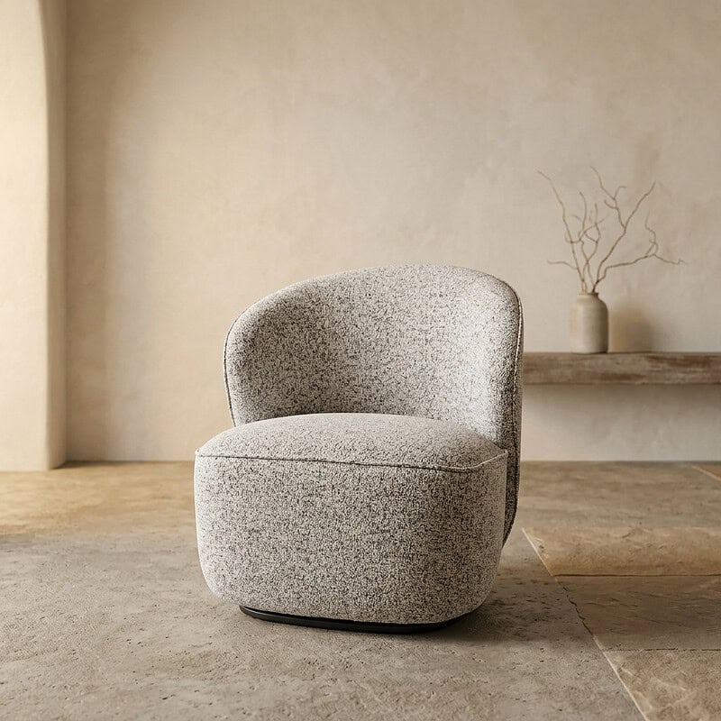 Comfortabele Mokana fauteuil in een stijlvolle, minimalistische woonkamer met neutrale kleuren en een decoratieve vaas op de achtergrond, perfect voor moderne interieurontwerpen.