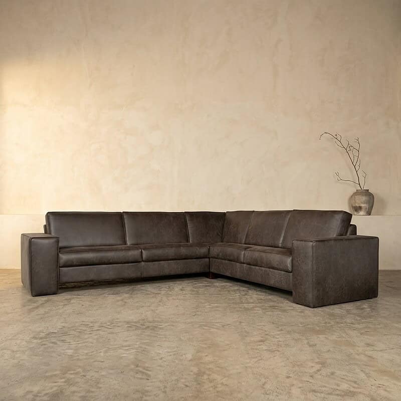Luxe zwart leren hoekbank van Mokana Meubelen, perfect voor een moderne woonkamer, met ruime zitplaatsen en strak design.