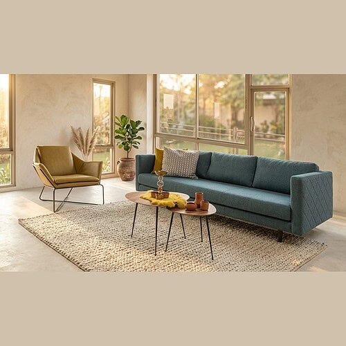 Ein modernes Wohnzimmer mit Möbeln von Mokana, einem bequemen Sofa und einem stilvollen Sessel, viel Tageslicht, grünen Pflanzen und einer gemütlichen Atmosphäre.