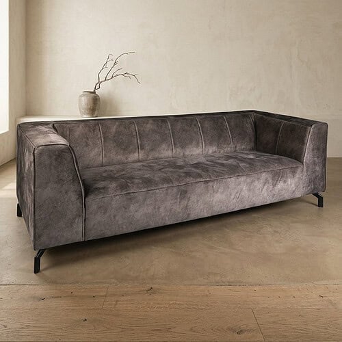 Luxueuze velvet bank in donkergrijze kleur, perfect voor moderne interieurs. Gemaakt door Mokana Meubelen, combineert comfort en stijl voor een elegante woonkamer.