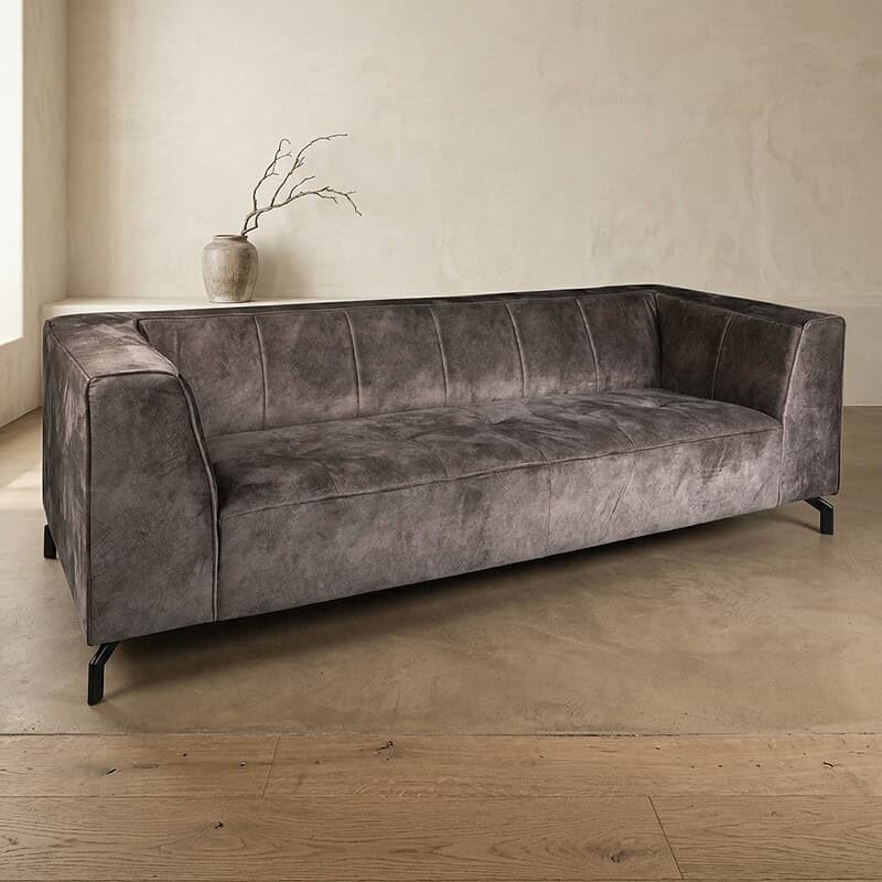 Luxueuze velvet bank in donkergrijze kleur, perfect voor moderne interieurs. Gemaakt door Mokana Meubelen, combineert comfort en stijl voor een elegante woonkamer.
