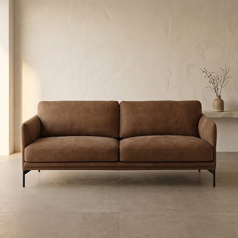 Bruine fluwelen bank met strak design en metalen poten, perfect voor een eigentijdse woonkamer.