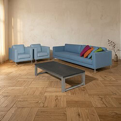 Moderne woonkamerinrichting met een blauwe bank, twee bijpassende fauteuils, een zwart houten salontafel en kleurrijke kussens, ideaal voor een stijlvolle en gezellige leefruimte.