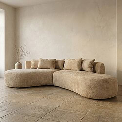 Luxe beige loungebank van Mokana Meubelen met comfortabele kussens, perfect voor moderne woonkamers.