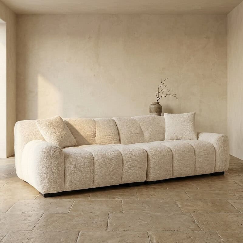 Bank met moderne, comfortabele bekleding en stijlvolle kussens, perfect voor een eigentijdse woonkamer. Gemaakt door Mokana Meubelen, bekend om hoogwaardige en designmeubels.