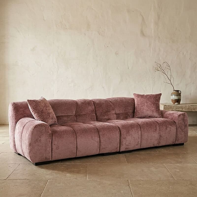 Elegantes rosa Samtsofa mit bequemen Kissen, perfekt für ein stilvolles Wohnzimmer. Hergestellt von Mokana Meubelen, vereint es Komfort und Design für einen modernen Einrichtungsstil.