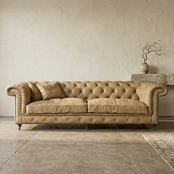 Luxe leren bank in beige met tufted details, perfect voor een stijlvolle woonkamer. Gemaakt van hoogwaardig materiaal voor comfort en duurzaamheid.
