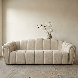 Elegante beige stoffen bank met een uniek, vintage ontwerp, perfect voor een moderne woonkamer. Gemaakt van hoogwaardige materialen voor comfort en duurzaamheid.
