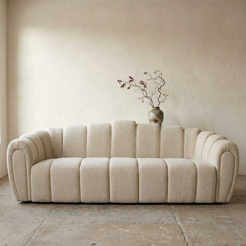 Elegante beige stoffen bank met een uniek, vintage ontwerp, perfect voor een moderne woonkamer. Gemaakt van hoogwaardige materialen voor comfort en duurzaamheid.
