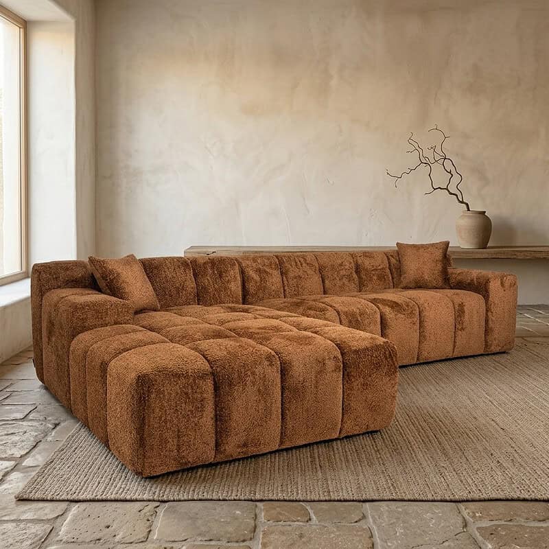 Luxe stoffen hoekbank in warm bruin, perfect voor moderne woonkamers, ontworpen door Mokana Meubelen.