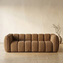 Luxe stoffen bank van Mokana Meubelen in een minimalistisch interieur, perfect voor een stijlvolle woonkamer. Gemaakt van hoogwaardige materialen voor comfort en duurzaamheid.