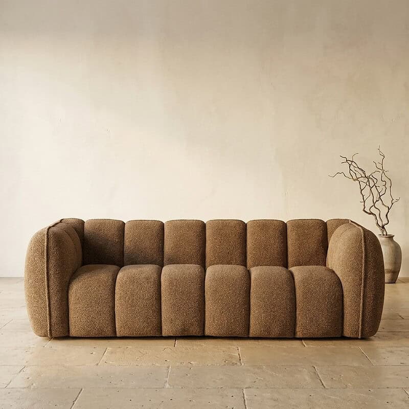 Luxe stoffen bank van Mokana Meubelen in een minimalistisch interieur, perfect voor een stijlvolle woonkamer. Gemaakt van hoogwaardige materialen voor comfort en duurzaamheid.