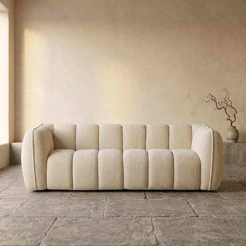 Luxe beige stoffen bank van Mokana meubelen, perfect voor een stijlvolle woonkamer met minimalistisch design en natuurlijke tinten.