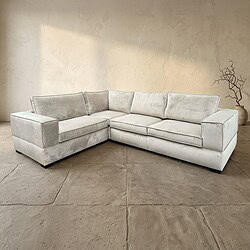 Moderne L-vormige bank met lichtgrijze bekleding, perfect voor een stijlvolle woonkamer. Gemaakt van hoogwaardig materiaal, biedt comfort en elegantie voor elk interieur.
