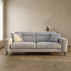 Moderne grijze bank met kussens in een minimalistisch interieur, perfect voor woonkamer decoratie.