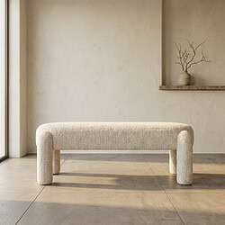 Elegante, zachte bank in een minimalistisch interieur met natuurlijke tinten en een rustige sfeer, perfect voor moderne woonruimtes en stijlvolle zitgedeeltes.