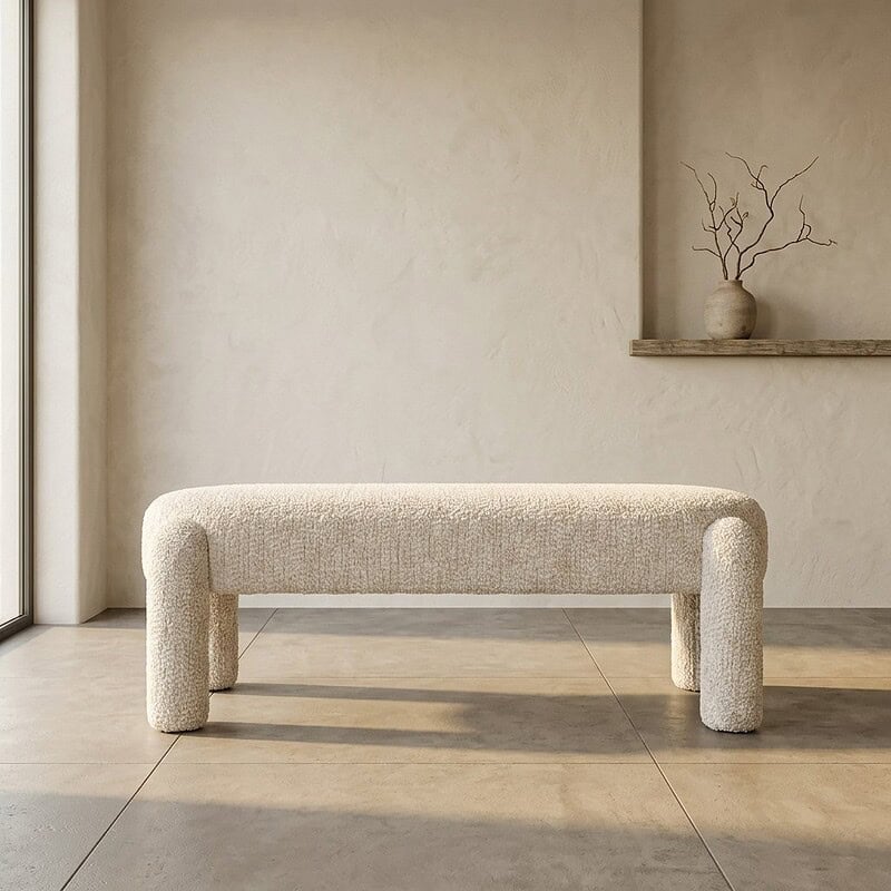 Elegante, zachte bank in een minimalistisch interieur met natuurlijke tinten en een rustige sfeer, perfect voor moderne woonruimtes en stijlvolle zitgedeeltes.