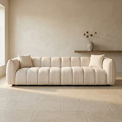Elegante beige stoffen bank met comfortabele kussens, perfect voor een moderne woonkamer. Gemaakt door Mokana Meubelen, combineert stijl en comfort voor een warme, uitnodigende sfeer.