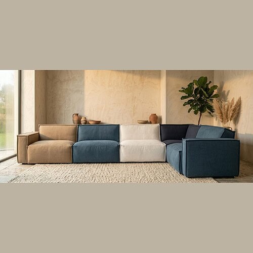 Moderne modulaire bank met verschillende gekleurde bekledingen in een stijlvolle woonkamer, perfect voor een eigentijdse inrichting en comfort.