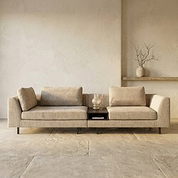 Moderne beige stoffen bank met minimalistisch design, geschikt voor een stijlvolle woonkamer.