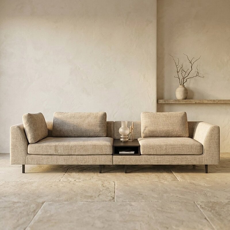 Moderne beige stoffen bank met minimalistisch design, geschikt voor een stijlvolle woonkamer.
