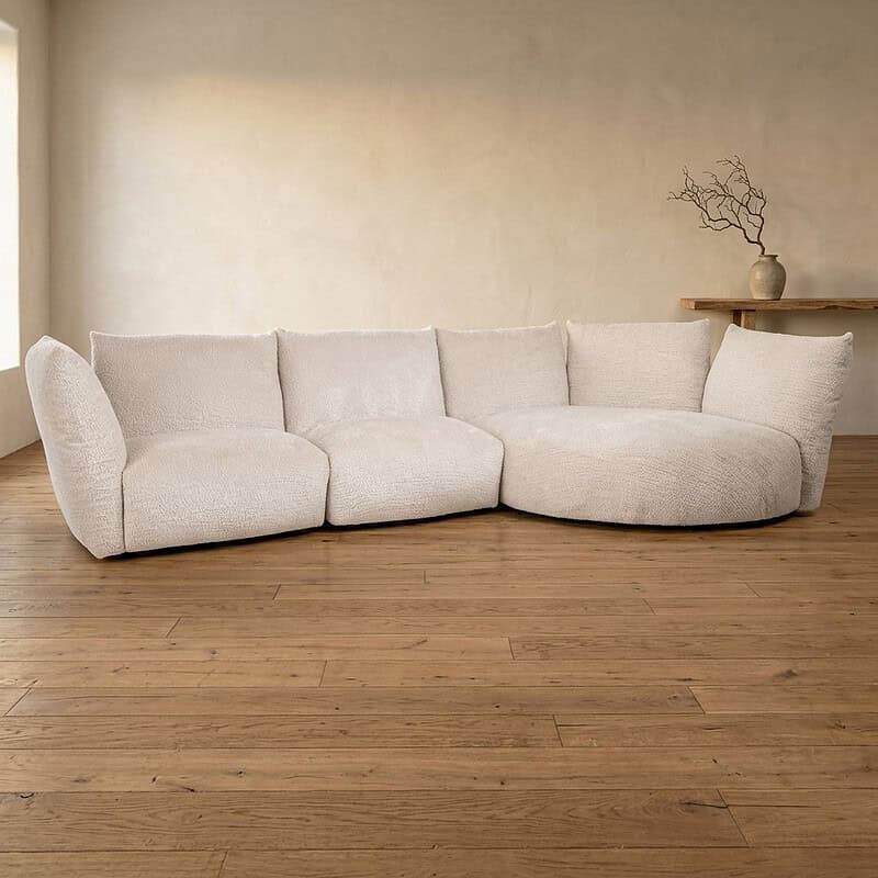 Moderne houten bank met zachte bekleding in een minimalistische woonkamer, perfect voor comfortabel zitten en stijlvolle interieurdecoratie.