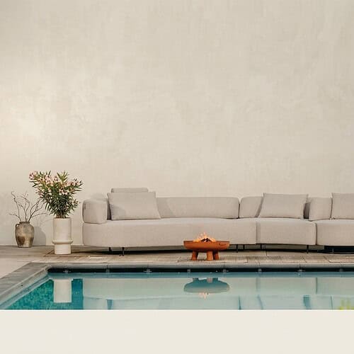 Modernes Loungesofa am Pool mit bequemen Kissen, perfekt zum Entspannen und für das Leben im Freien.