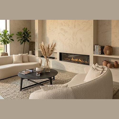 Modernes Wohnzimmer mit Kamin, beigen Sofas natürlicher Dekoration – perfekt für einen gemütlichen und stilvollen Wohnbereich.