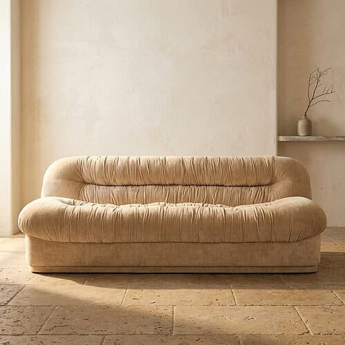 Luxuriöses beiges Samtsofa mit weichen Kissen, perfekt für ein stilvolles und gemütliches Wohnzimmer. Aus hochwertigem Samt gefertigt, für ultimativen Komfort und Eleganz.