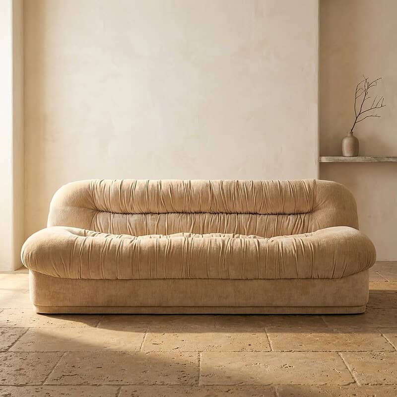Luxe beige velvet bank met zachte kussens, perfect voor een stijlvolle en gezellige woonkamer. Gemaakt van hoogwaardig velvet voor ultiem comfort en elegantie.