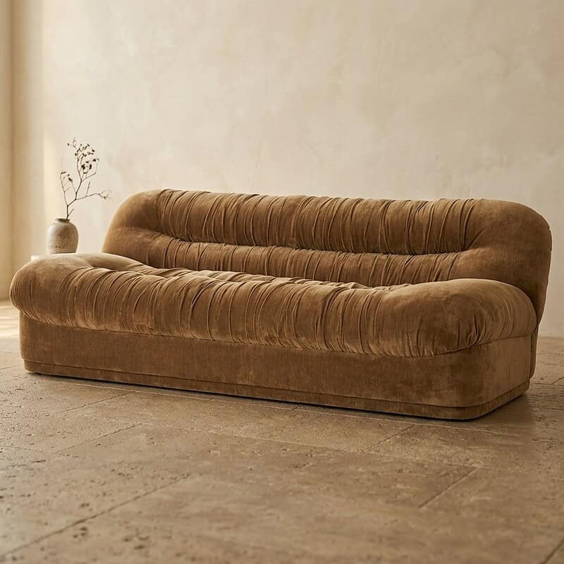 Luxuriöses Sofa von Mokana mit weicher Polsterung und modernem Design – perfekt für ein elegantes Wohnzimmer.
