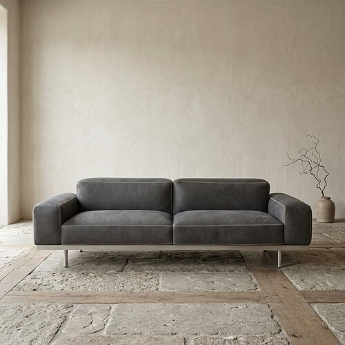 Moderne grijze bank in een minimalistisch interieur met natuurlijke lichtinval en een eenvoudige decoratie, perfect voor een stijlvolle woonkamer.