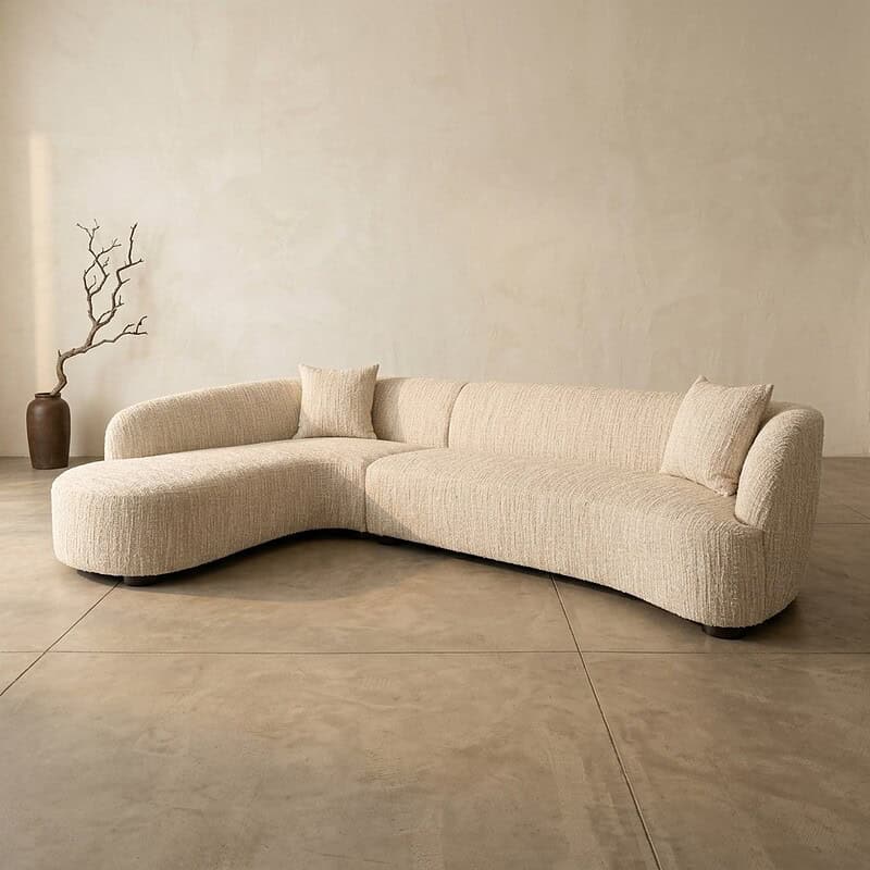 Moderne beige loungebank met comfortabele kussens, perfect voor een stijlvolle en gezellige zithoek in huis.