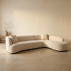 Moderne beige loungebank van Mokana met comfortabele kussens, perfect voor een stijlvolle en gezellige zithoek in huis.