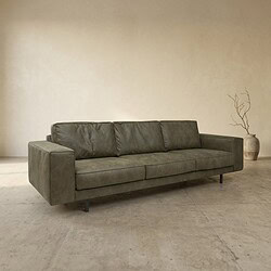 Elegantes grünes Stoffsofa in einem minimalistischen Interieur mit ruhiger Atmosphäre, perfekt für das Wohnzimmer oder die Lounge.