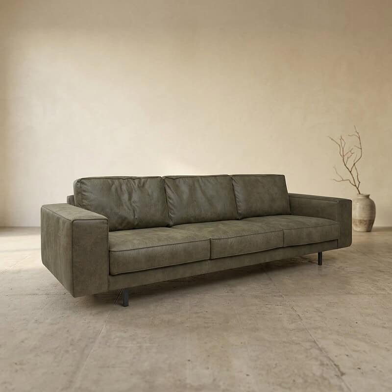 Elegantes grünes Stoffsofa in einem minimalistischen Interieur mit ruhiger Atmosphäre, perfekt für das Wohnzimmer oder die Lounge.