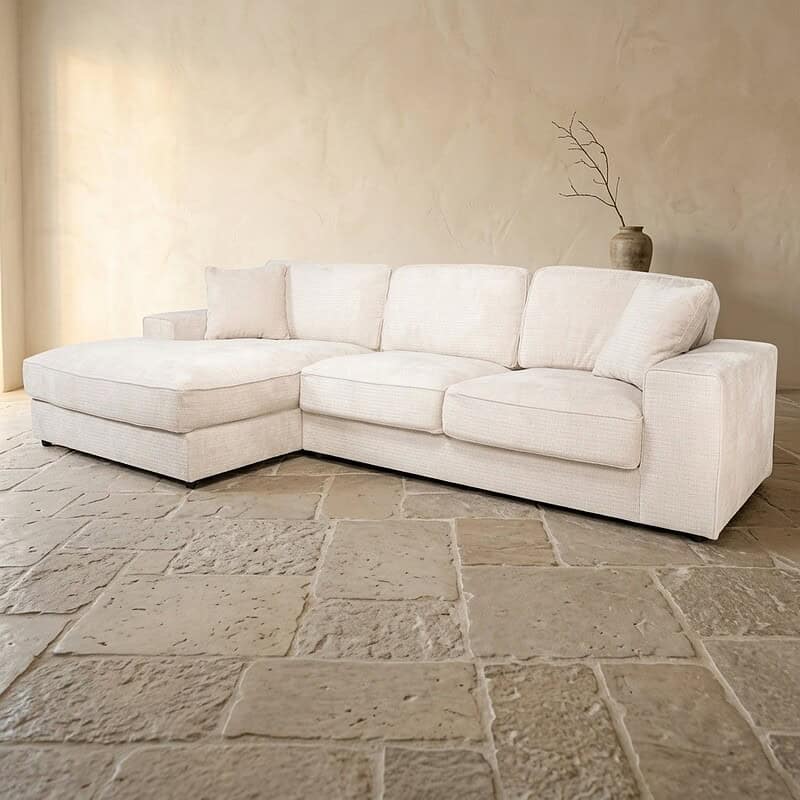 Luxe witte loungebank van Mokana meubelen, perfect voor moderne woonkamers, met comfortabele kussens en strak design.