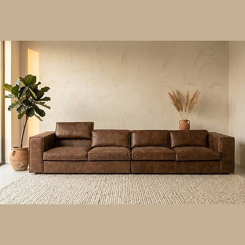 Luxe leren bank in een modern interieur met natuurlijke decoratie, perfect voor stijlvolle woonruimtes.