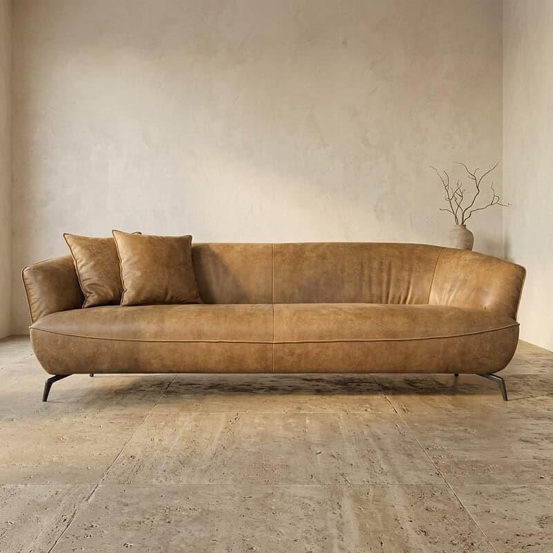 Luxe leren bank in vintage stijl met comfortabele kussens, perfect voor een moderne woonkamer. Gemaakt van hoogwaardig leer, biedt duurzaamheid en elegantie voor elk interieur.