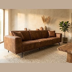 Bruine leren bank, modern interieur, natuurlijke decoratie, grote ramen, woonkamer, stijlvolle meubels, comfortabele zitplek, design bank, wooninrichting, Mokana Meubelen.