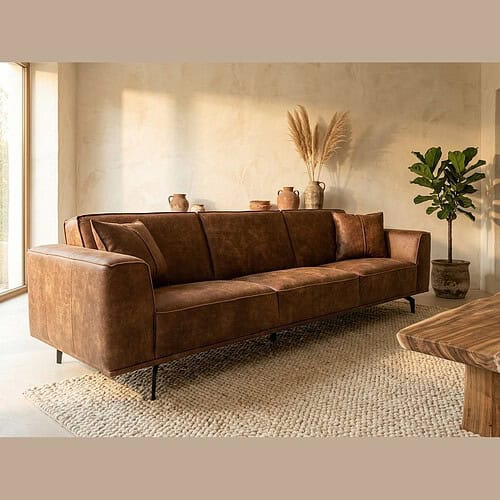 Braunes Ledersofa, moderne Einrichtung, natürliche Dekoration, große Fenster, Wohnzimmer, stilvolle Möbel, gemütliche Sitzecke, Design-Sofa, Wohnkultur, Mokana Möbel.