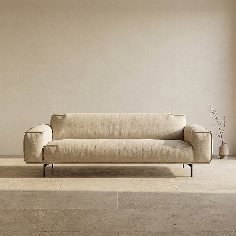Elegante beige stoffen bank in een minimalistische woonkamer, perfect voor modern interieur en comfortabele zitervaring.